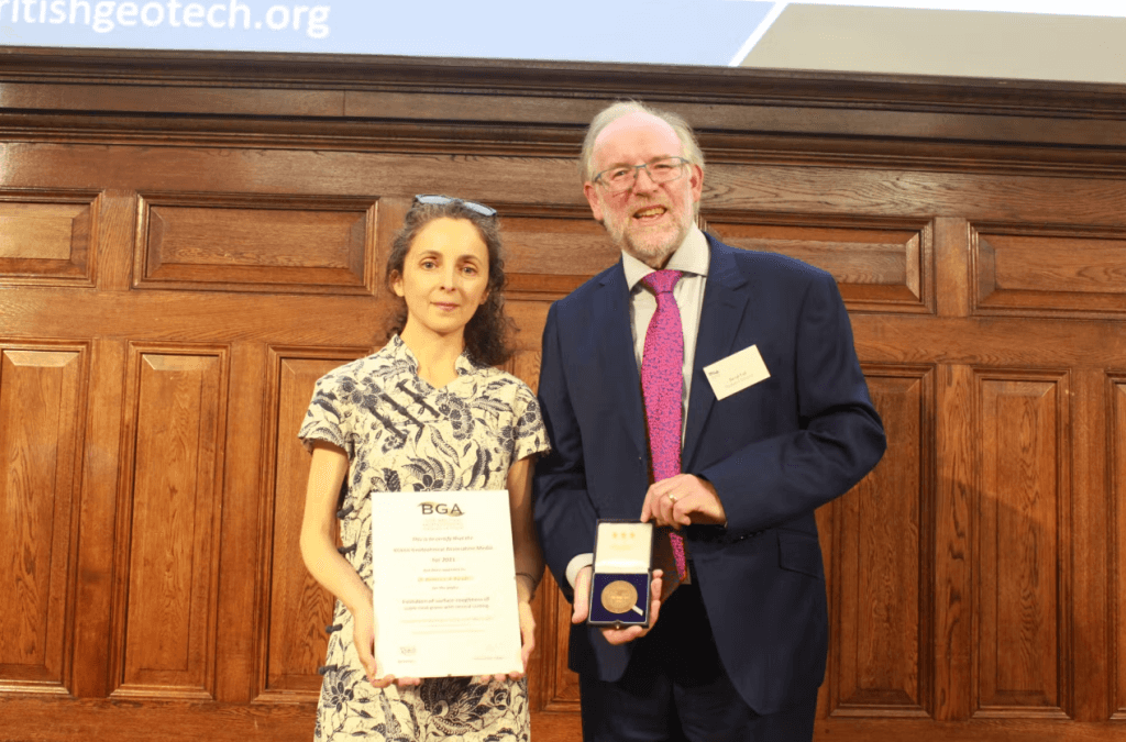 Beatrice Baudet on behalf of the authors receiving the 2021 BGA Medal